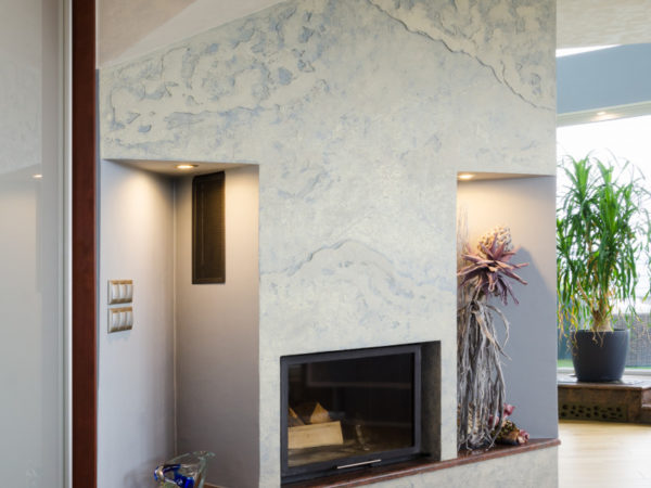 luxusní povrch antické zeminy použitý na stěně s krbem v obývacím pokoji