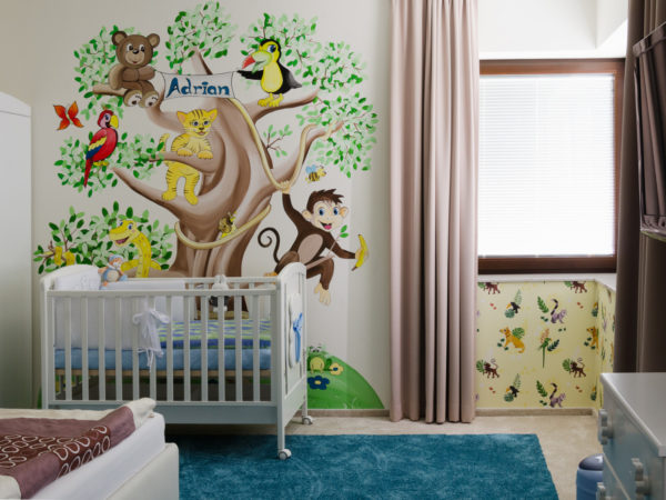 pro dětské pokoje lze použít nástěnnou malbu pohádkového stromu se zvířaty