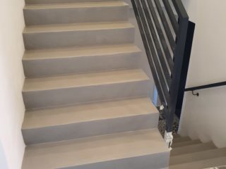 betonová stěrka na schodistě