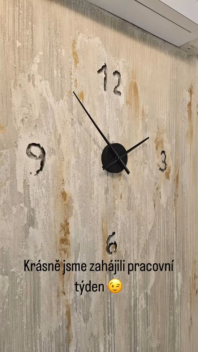 Interiér, který se pyšní už obrazy od nás jsme dnes doladili stěrkou s hodinami 😉Děkujeme, že se k nám vracíte …