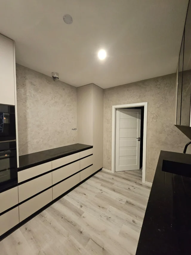 Ne vždy se vyplatí uvěřit levnějším nabídkám, materiálům, či se sám pouštět do realizace stěrky do kuchyně. Speciálně v kuchyni nejde jen o vzhled a design, ale hlavně o funkčnost s vodou, mastnotou a záleží absolutně na každém detailu. Tady máme jednu “předělávku” a teď už je svět zase v pořádku a stěrka bude fungovat jak má 😍