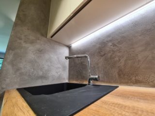 realizace betonové stěrky do kuchyně